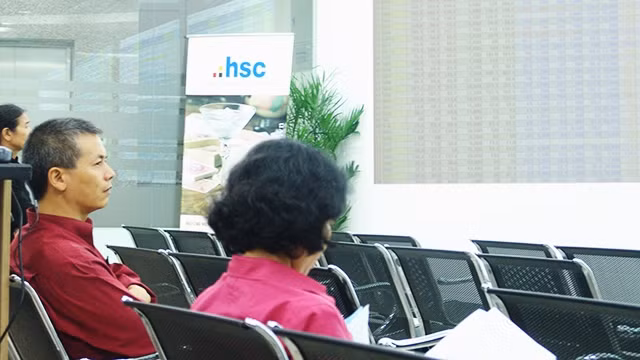 Nhà đầu tư hy vọng thị trường sẽ sớm thoát khỏi ảnh hưởng từ thị trường quốc tế để chinh phục đỉnh cao mới. Ảnh: NG.ANH