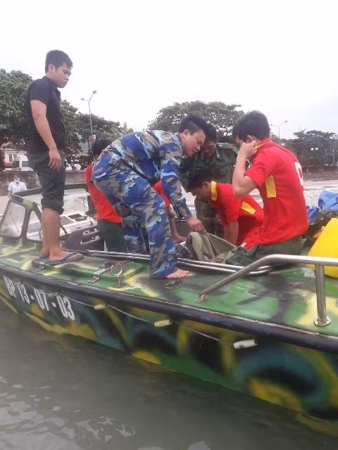 Lực lượng Bộ đội Biên phòng huyện Côn Đảo đưa các thuyền viên gặp nạn vào bờ.