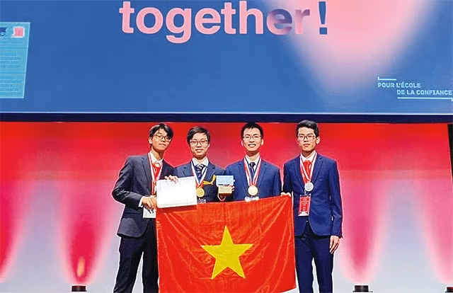 Em Trần Bá Tân (thứ hai từ trái sang) và các thành viên trong đội tuyển Việt Nam tại Lễ trao giải kỳ thi Ô-lim-pích Hóa học quốc tế lần thứ 51 (IChO) tổ chức tại Pháp.