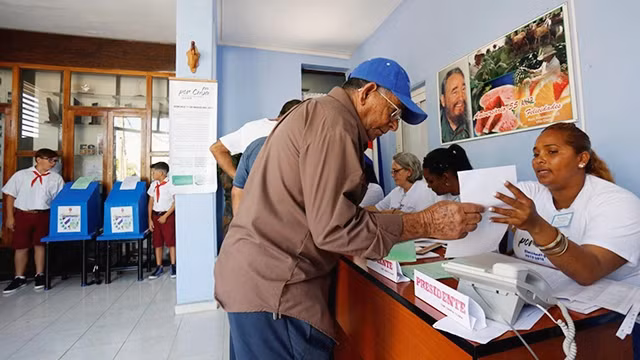 Người dân Cuba đi bỏ phiếu trong cuộc tổng tuyển cử ngày 11-3. Ảnh: REUTERS