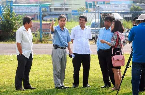 Lãnh đạo VFF kiểm tra thực tế tại sân vận động Cà Mau, ngày 11-12.