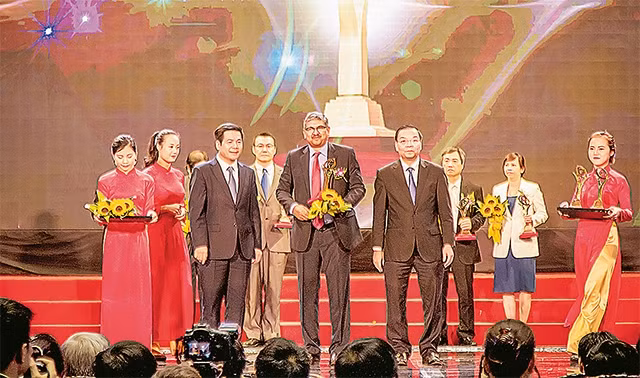 Ông Arghya Mandal - Tổng Giám đốc Công ty Cổ phần Sữa TH đại diện doanh nghiệp vinh dự đón nhận giải Vàng Giải thưởng Chất lượng Quốc gia 2016.
