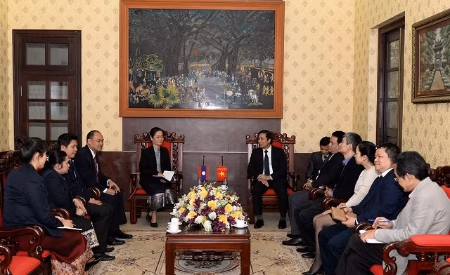 Đồng chí Lê Quốc Khánh, Phó Tổng Biên tập Báo Nhân Dân và đồng chí Pa-ni Ma-ni-thíp, Phó Tổng Biên tập Báo Pa-xa-xôn tại buổi làm việc.