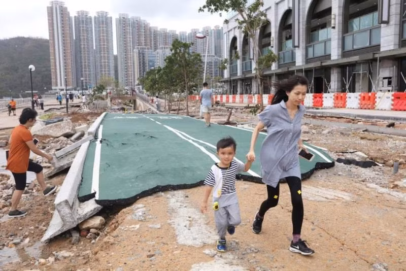 Đường phố Hồng Công (Trung Quốc) sau ngày 17-9. (Ảnh: REUTERS/KEN TUNG)