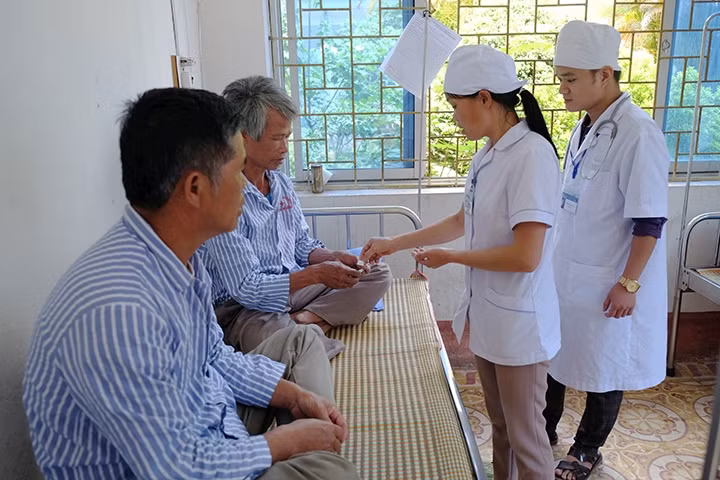 Cán bộ Trung tâm y tế huyện Trùng Khánh (Cao Bằng) phát thuốc và hướng dẫn người bệnh sử dụng thuốc.