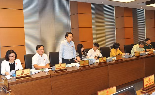 Các đại biểu Quốc hội thảo luận ở tổ. Ảnh: VŨ ANH TUẤN.