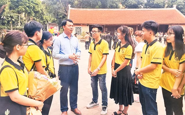 Các tình nguyện viên hướng dẫn khách du lịch tại Văn Miếu - Quốc Tử Giám, đây là nét văn hóa ứng xử đẹp ở Hà Nội.
