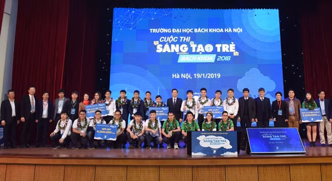 Các đội đoạt giải cuộc thi "Sáng tạo trẻ" Trường đại học Bách khoa Hà Nội năm 2018.