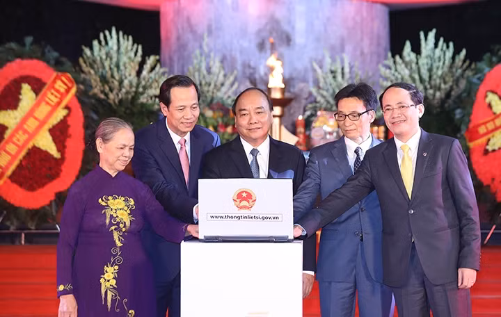 Thủ tướng Nguyễn Xuân Phúc và các đại biểu ấn nút khai trương Cổng Thông tin điện tử về liệt sĩ, mộ liệt sĩ, nghĩa trang liệt sĩ. Ảnh: THỐNG NHẤT (TTXVN)