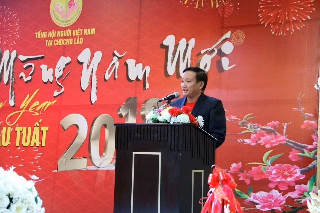 Đại sứ Việt Nam tại Lào Nguyễn Bá Hùng gửi lời chúc mừng năm mới tốt đẹp nhất đến bà con kiều bào tại Lào, nhân dịp đầu năm mới 2018.
