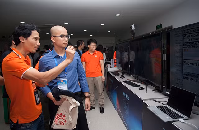 Các chuyên gia, nhà khoa học trẻ người Việt Nam ở nước ngoài tham quan, trao đổi với chuyên gia của Tập đoàn FPT.