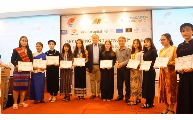 Các nữ sinh dân tộc thiểu số nhận học bổng tại chương trình Ngày hội ước mơ 2019.