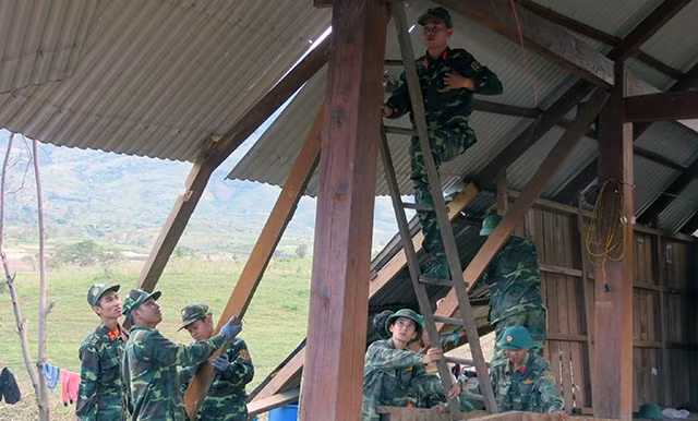 Cán bộ, chiến sĩ Bộ Chỉ huy Quân sự tỉnh Ðác Lắc giúp đồng bào dân tộc thiểu số ở huyện vùng sâu Krông Bông sửa chữa nhà cửa.