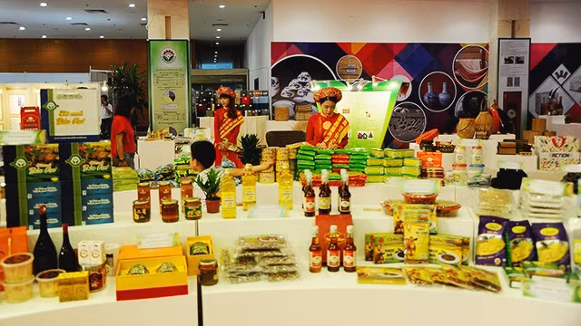 Giới thiệu hàng công nghiệp thực phẩm có giá trị xuất khẩu cao tại Hội chợ thương mại hàng công nghiệp nông thôn tiêu biểu. Ảnh: HẢI NỮ