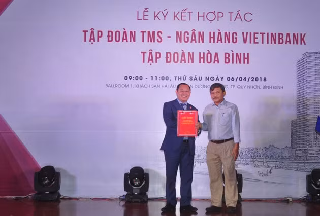 Ông Trần Viết Bảo - Phó giám đốc Sở Xây dựng Bình Định trao Giấy phép xây dựng dự án TMS Quy Nhơn cho ông Nguyễn Việt Thung - Tổng Giám đốc TMS Group.