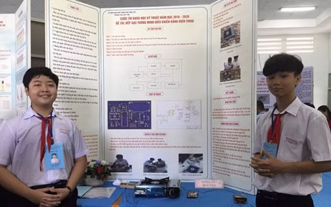 Học sinh Trường THCS Duy Tân (TP Vũng Tàu) với dự án bếp ga thông minh điều khiển bằng điện thoại.