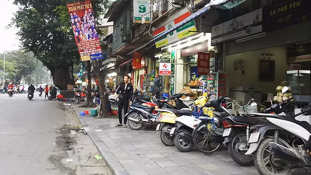Vỉa hè ở Hà Nội đang phải ‘’gánh’’ nhiều chức năng.