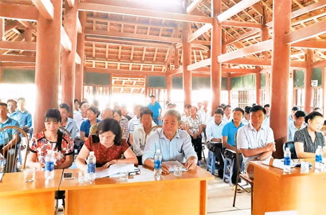 Người dân Điện Biên nghe ý kiến phát biểu của lãnh đạo các cấp tại buổi đối thoại.