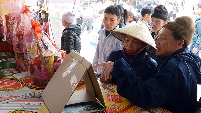 Gian hàng bình ổn giá của siêu thị Hapro tại huyện Ứng Hòa (Hà Nội). Ảnh: MINH HÀ