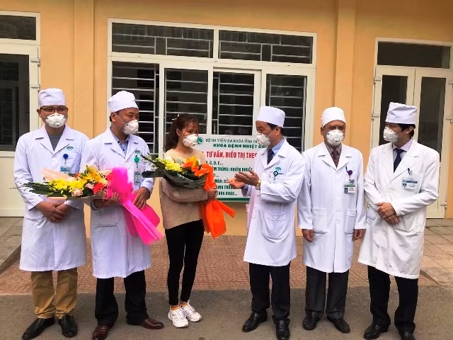 Các bác sĩ chúc mừng bệnh nhân TTTr khỏi bệnh và căn dặn bệnh nhân bảo đảm chế độ bồi dưỡng, chăm sóc cách ly tại gia đình.
