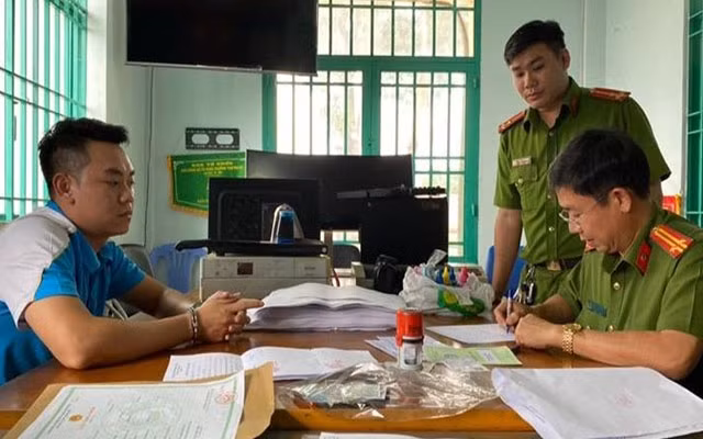 Khởi tố đối tượng làm giả giấy tờ của cơ quan, tổ chức ảnh 3