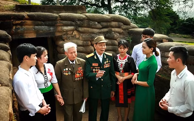Chiến sĩ Ðiện Biên năm xưa kể chuyện truyền thống trên đồi A1.