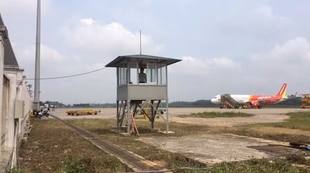 Lập chốt canh gác tại sân bay Vinh.
