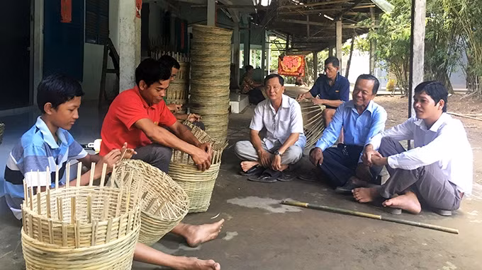 Cán bộ cấp cơ sở ở Sóc Trăng thường xuyên bám nắm địa bàn, sâu sát cuộc sống của người dân.