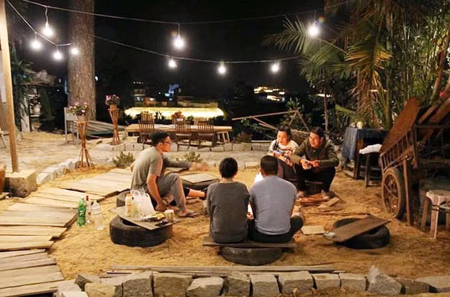 Các bạn trẻ sinh hoạt tại homestay HomeFarm (TP Đà Lạt, tỉnh Lâm Đồng). Ảnh: ĐÌNH SƠN