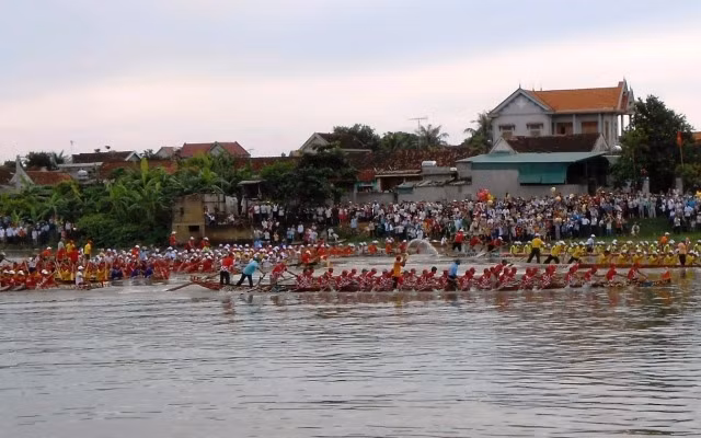 Các thuyền bơi nam tranh tài ngay sau xuất phát.