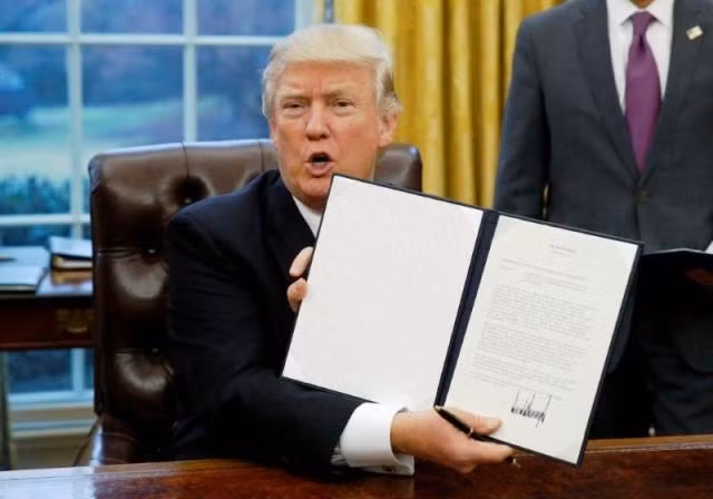 Tổng thống Mỹ ký quyết định rút khỏi TPP hồi tháng 1-2017. (Ảnh: Reuters) 