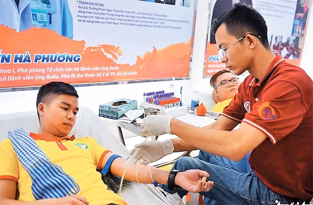 Tình nguyện viên tham gia hiến máu nhân đạo.