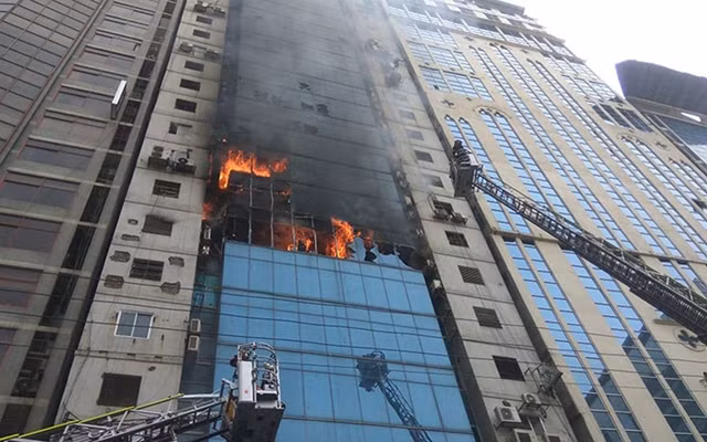 Vụ cháy tại tòa nhà thương mại 22 tầng ở thủ đô Dhaka. Ảnh TDS