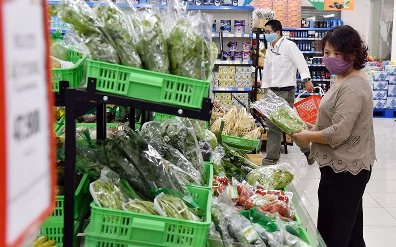  Khách hàng lựa chọn thực phẩm tại Siêu thị Hapro Thành Công (Hà Nội). Ảnh: Trần Anh