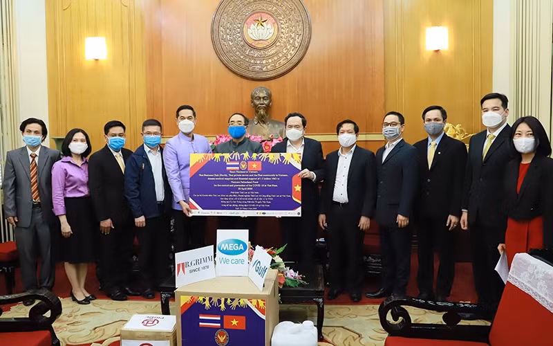 Đồng chí Trần Thanh Mẫn tiếp nhận ủng hộ từ Đại sứ quán Thái Lan tại Việt Nam. Ảnh: Tiến Đạt.