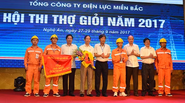Trao giải nhất toàn đoàn cho Công ty Điện lực Nghệ An.