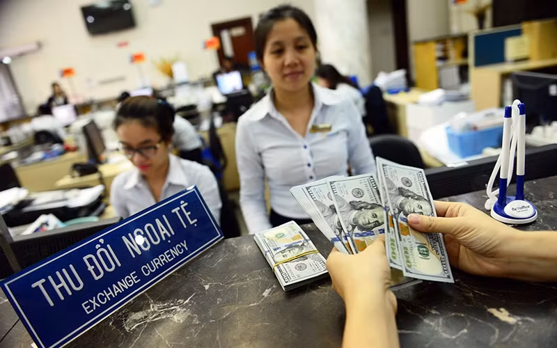 Giá bán USD tại ngân hàng liên tục đi lên từ đầu tuần này. (Ảnh minh họa giao dịch USD tại ngân hàng).