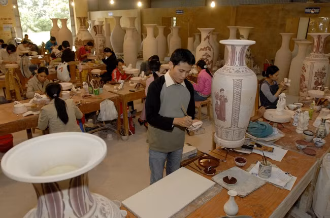 Sản xuất gốm mỹ nghệ tại Công ty cổ phần gốm Chu Đậu, xã Thái Tân, huyện Nam Sách (Hải Dương). Ảnh: NGUYỄN ĐĂNG