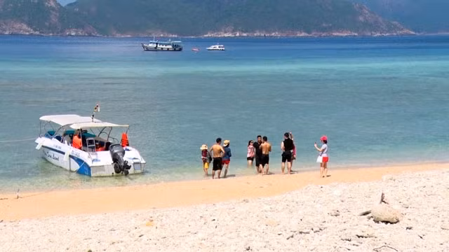 Côn Đảo quá tải du khách, môi trường ô nhiễm