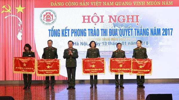 Lãnh đạo Bệnh viện T.Ư Quân đội 108 trao Cờ “Đơn vị dẫn đầu phong trào thi đua quyết thắng” tặng các tập thể, vì đã có thành tích xuất sắc trong phong trào Thi đua quyết thắng của Bệnh viện, năm 2017.