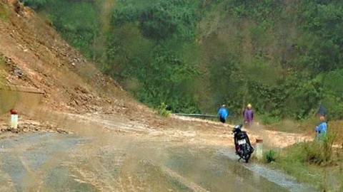 Điểm sạt lở ở km 432+900 qua huyện miền núi Tây Giang (Quảng Nam) vẫn còn ngổn ngang đất đá gây khó khăn trong việc đi lại của nhân dân huyện Tây Giang về đồng bằng.