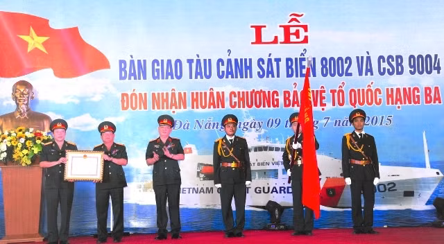 Thừa ủy quyền của Chủ tịch nước, Thiếu tướng Nguyễn Đức Hải, Phó Chủ nhiệm Tổng Cục Công nghiệp quốc phòng trao Huân chương Bảo vệ Tổ quốc hạng ba cho lãnh đạo Tổng Công ty Sông Thu.