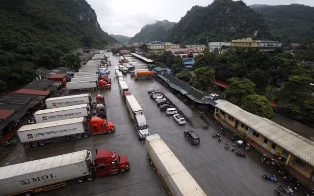 Thông quan hàng hóa nông sản tại các cửa khẩu giáp với Trung Quốc hiện tại đã diễn ra bình thường nhưng tốc độ chậm do phải tuân thủ nghiêm ngặt các quy định phòng dịch. Ảnh: Huy Khâm