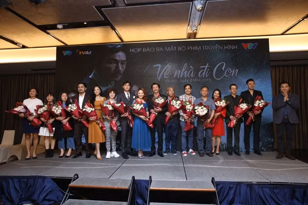 Đoàn làm phim trong buổi giao lưu với báo chí.