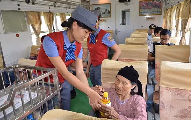 Tiếp viên Ðường sắt Việt Nam phục vụ hành khách trên Ðoàn tàu chất lượng cao tuyến TP Hồ Chí Minh - Nha Trang.