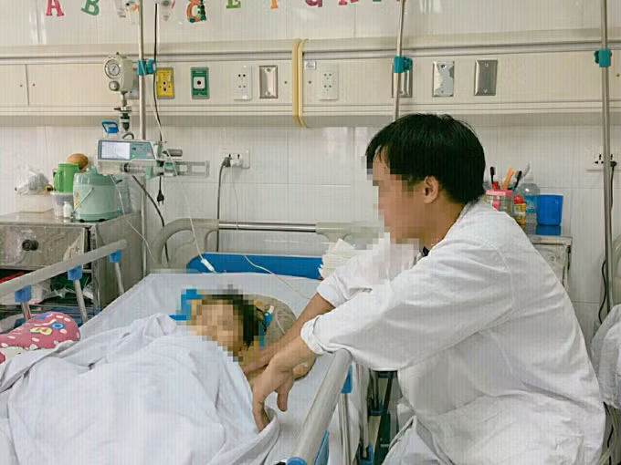 Bệnh nhân đã có thể ăn uống được và được bố chăm sóc.