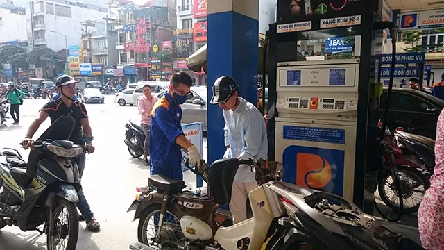 Khách hàng mua xăng E5 tại cửa hàng xăng dầu Petrolimex, phố Nguyễn Lương Bằng (quận Đống Đa, Hà Nội).