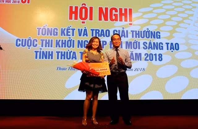 Phó Bí thư Thường trực Tỉnh ủy Bùi Thanh Hà trao giải Nhất cho dự án “Ứng dụng nghề thủ công mỹ nghệ truyền thống cho ngành sản xuất giày dép thời trang”.
