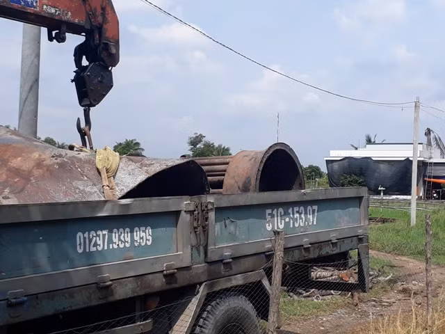 Xe tải cẩu lò hơi từ cơ sở của ông Bùi Văn Bàng ra để khám nghiệm hiện trường, điều tra làm rõ vụ tai nạn.