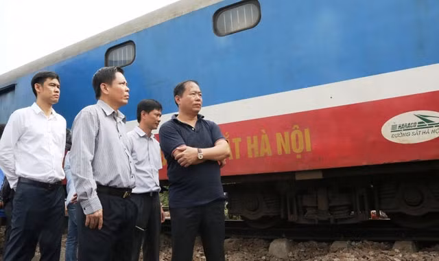 Bộ trưởng Giao thông vận tải Nguyễn Văn Thể kiểm tra hiện trường vụ tai nạn tại ga Núi Thành.